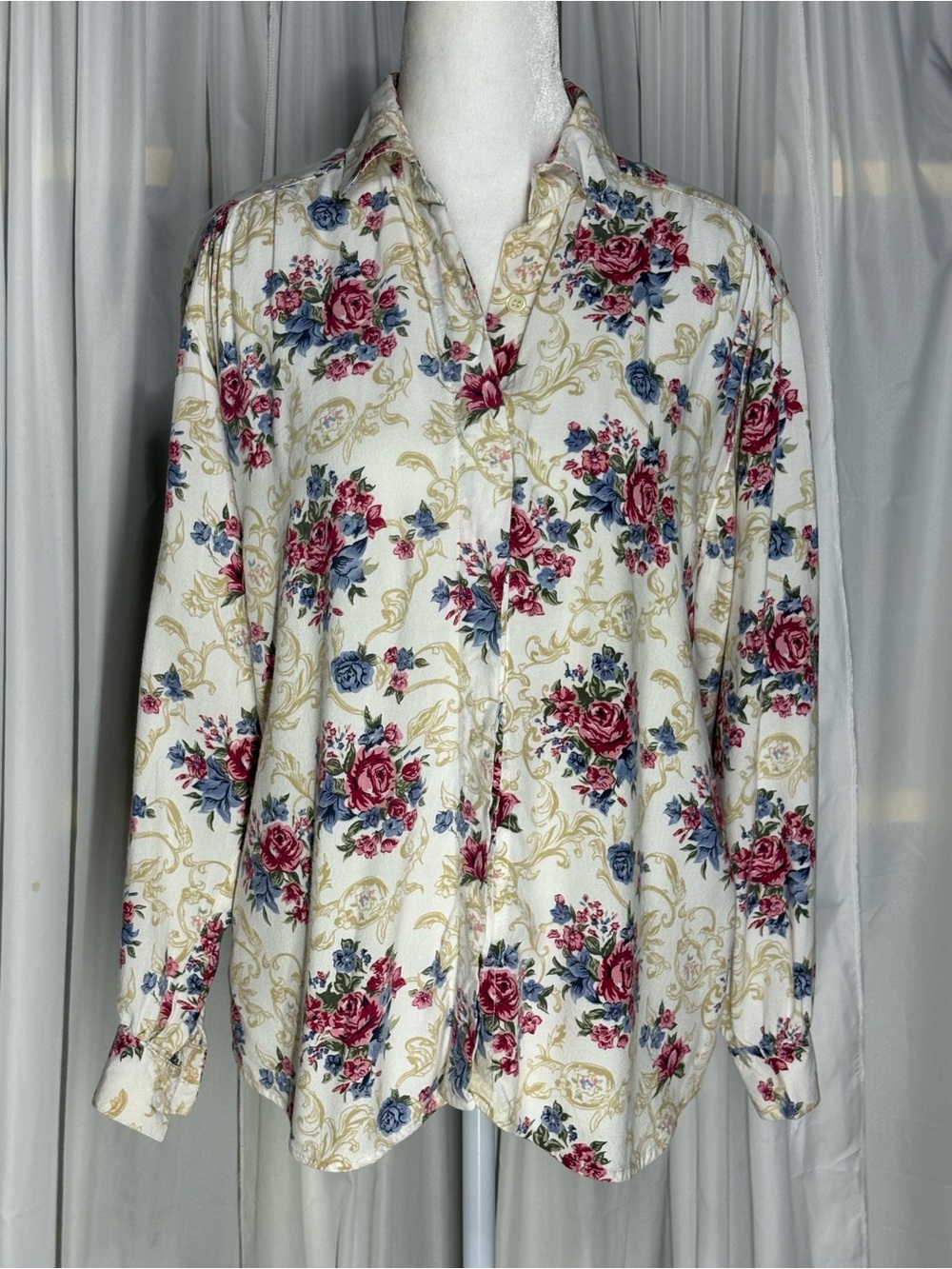 Capacity Petites Vintage Floral Button Down Blouse in Cream/Pink & Blue Roses PM